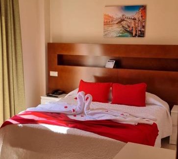 San Martin de la Vega Hotel | Cozy Hostal San Marcos: Family-Friendly with Breakfast Offered