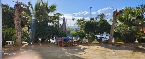 Sant Andreu de Llavaneres House | Cozy Hostal Santa Gemma: Oceanfront Retreat with Pool