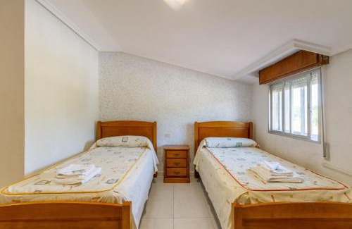 San Cibrao Das Vinas House | Budget-Friendly Hostal Sequeiros with Family Amenities