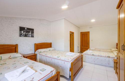 San Cibrao Das Vinas House | Budget-Friendly Hostal Sequeiros with Family Amenities