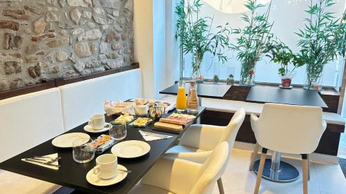 Suria House | Discover Family-Friendly Comfort at Hostal Somnis