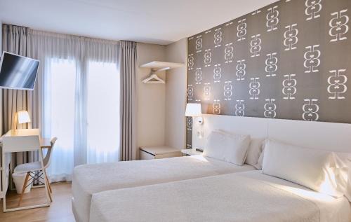 Santiago de Compostela City Centre House | Discover Hostal Suso: 4-Star Stay with Top Dining Options
