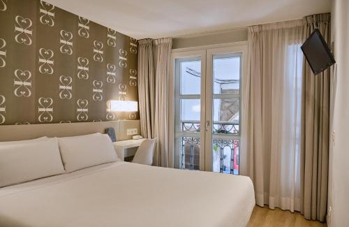 Santiago de Compostela City Centre House | Discover Hostal Suso: 4-Star Stay with Top Dining Options