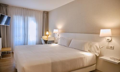 Santiago de Compostela City Centre House | Discover Hostal Suso: 4-Star Stay with Top Dining Options