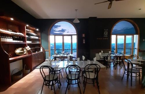 Penarroya de Tastavins House | Hostal Tastavins: Family-Friendly Stay with Pool & Dining