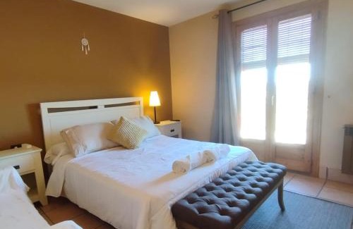 Penarroya de Tastavins House | Hostal Tastavins: Family-Friendly Stay with Pool & Dining