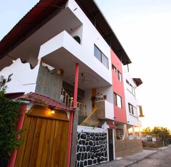 Puerto Baquerizo Moreno House | Budget-Friendly Stay at Hostal Tongo Reef with Breakfast