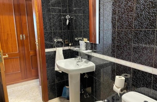La Guardia House | Cozy Hostal Torresmancha: Family-Friendly Stay with Breakfast