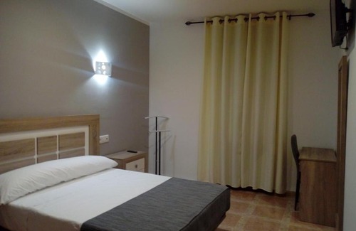 Monterrubio de la Serena House | Budget-Friendly Hostal Vaticano: Family-Friendly & Breakfast Included
