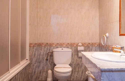 Valdepenas Hotel | Discover Hostal Valdepeñas with Spa and Family Amenities