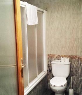 Valdepenas House | Comfortable Stay at Hostal Valdepeñas with Family-Friendly Amenities