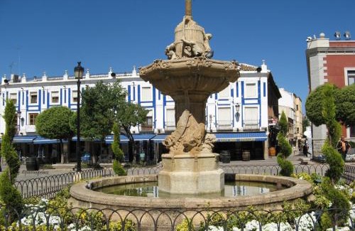 Valdepenas House | Comfortable Stay at Hostal Valdepeñas with Family-Friendly Amenities