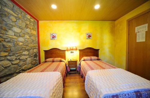 Esterri D'Aneu House | Guest Favorite: Hostal Vall D'Aneu with Dining & Family Perks