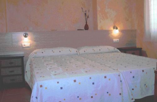 Albelda de Iregua House | Budget-Friendly Stay at Hostal Valle del Iregua