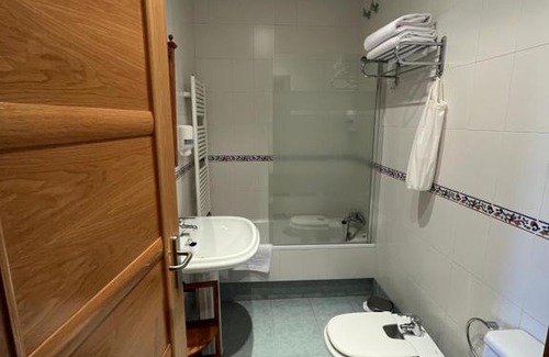 Mombeltran House | Guest Rated: Hostal Villa el Colmenar with Family-Friendly Amenities