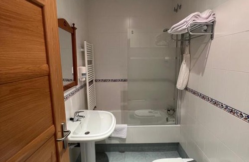 Mombeltran House | Guest Rated: Hostal Villa el Colmenar with Family-Friendly Amenities