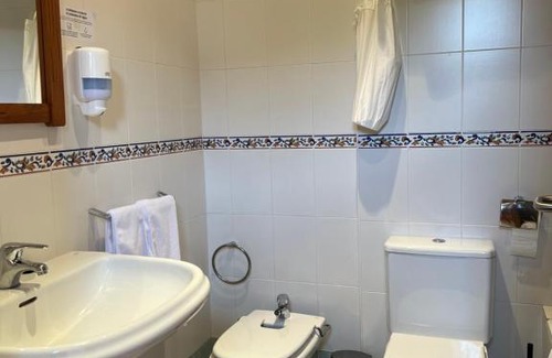 Mombeltran House | Guest Rated: Hostal Villa el Colmenar with Family-Friendly Amenities