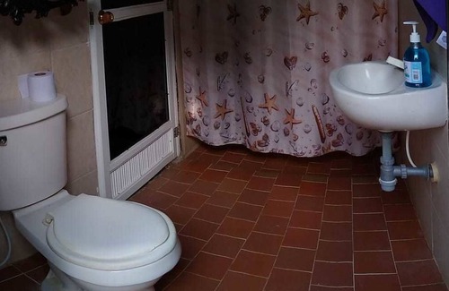 Planeta Rica House | Budget-Friendly Hostal Villa Juliana with Pool and Dining