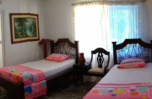 Planeta Rica House | Budget-Friendly Hostal Villa Juliana with Pool and Dining