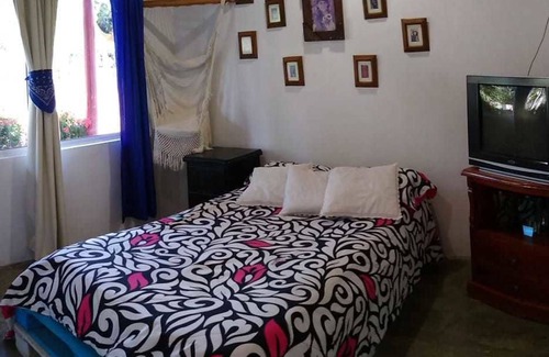 Planeta Rica House | Budget-Friendly Hostal Villa Juliana with Pool and Dining