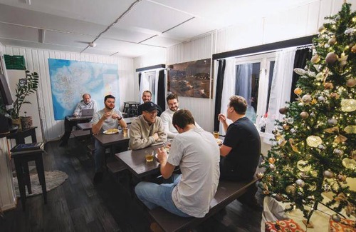 Longyearbyen Hostel | Cozy Hostel for 6 Guests with Breakfast & Kitchen Access