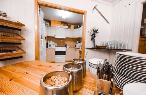 Longyearbyen Hostel | Cozy Hostel for 6 Guests with Breakfast & Kitchen Access