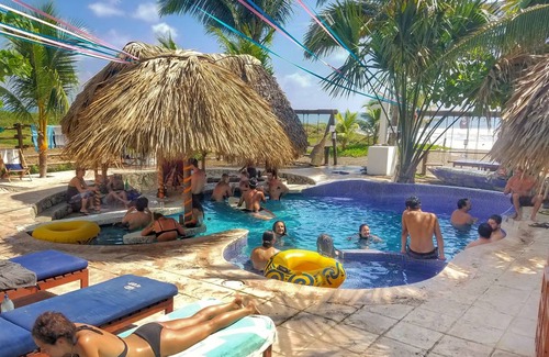 El Paredon Hostel | Budget-Friendly Hostel for 8 with Pool & Restaurant Access