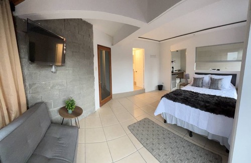 Zona 4 Hostel | Budget-Friendly Hostel for Up to 8 Guests with Restaurant