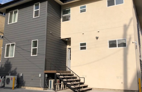 Wilshire Center Hostel | Cozy Hostel for 8 Guests with Well-Equipped Kitchen