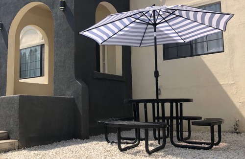 Wilshire Center Hostel | Cozy Hostel for 8 Guests with Well-Equipped Kitchen