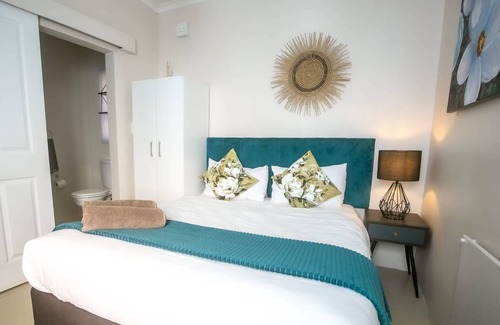 Green Point Hostel | Budget-Friendly Hostel for 8 with Kitchen Amenities