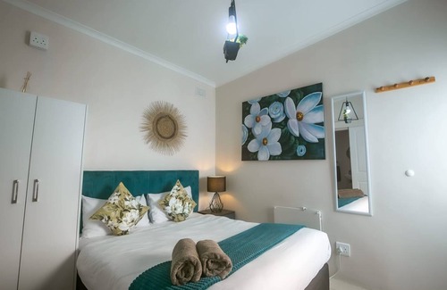 Green Point Hostel | Budget-Friendly Hostel for 8 with Kitchen Amenities