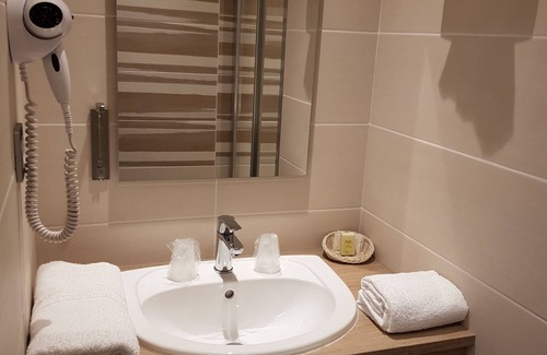 Laval Hotel | Discover Hostellerie a la Bonne Auberge with Family Amenities