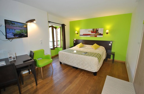 Brantome-en-Perigord Hotel | Relax at Hostellerie du Perigord Vert: Pool, Spa & More