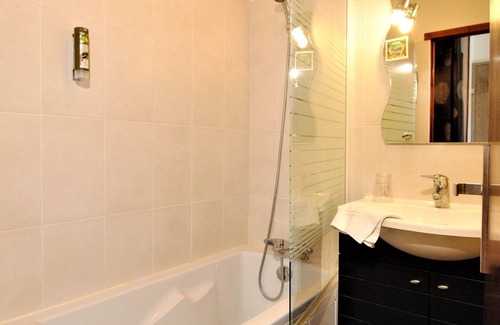 Brantome-en-Perigord Hotel | Relax at Hostellerie du Perigord Vert: Pool, Spa & More