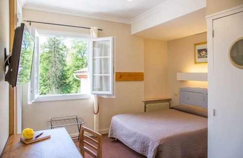 Barbotan-les-Thermes Hotel | Inviting Hostellerie de la Roseraie with Pool & Restaurant