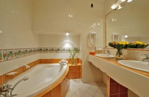Les Eyzies Hotel | Discover Hostellerie Du Passeur: Family-Friendly Retreat