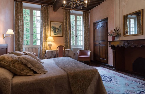 Vaison-la-Romaine Hotel | Discover Hostellerie Le Beffroi with Pool & Family Dining