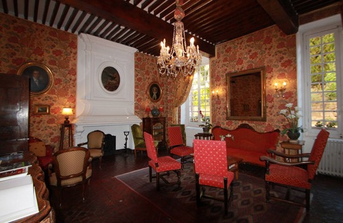Vaison-la-Romaine Hotel | Discover Hostellerie Le Beffroi with Pool & Family Dining