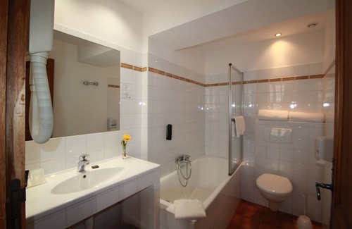 Vaison-la-Romaine Hotel | Discover Hostellerie Le Beffroi with Pool & Family Dining