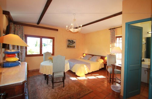 Vaison-la-Romaine Hotel | Discover Hostellerie Le Beffroi with Pool & Family Dining