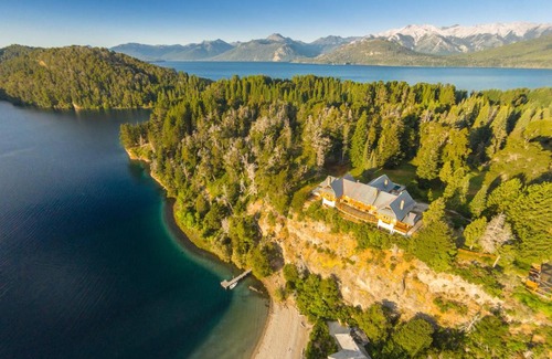 Victoria Island Hotel | Elegant Hostería Isla Victoria Lodge with Oceanfront Pool