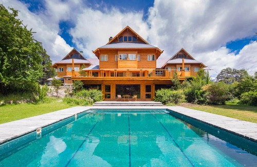 Victoria Island Hotel | Elegant Hostería Isla Victoria Lodge with Oceanfront Pool