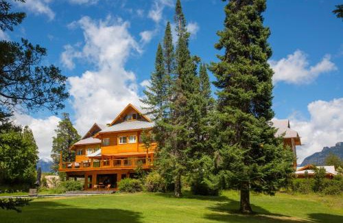 Victoria Island Hotel | Elegant Hostería Isla Victoria Lodge with Oceanfront Pool