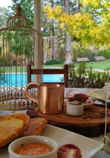 Marga Marga Province Bed & Breakfast | Discover Hostería Valle Verde: Pet-Friendly Retreat with Pool