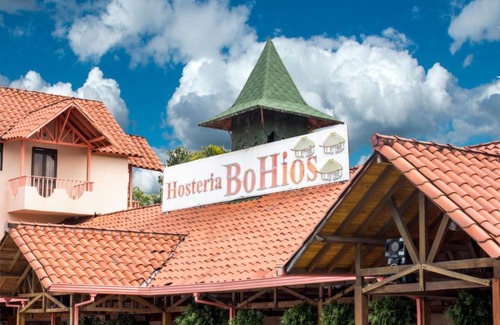 Santa Fe de Antioquia Hotel | Inviting Hosteria Bohios: Family-Friendly with Pool & Hot Tub
