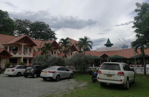 Santa Fe de Antioquia Hotel | Inviting Hosteria Bohios: Family-Friendly with Pool & Hot Tub