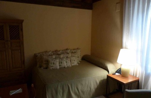 Pedraza Hotel | Family-Friendly Hosteria del Arco with Top Amenities