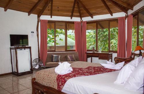 Ramonurcu Hotel | Oceanfront Hosteria Orkidea Lodge with Pool & Pet Friendly