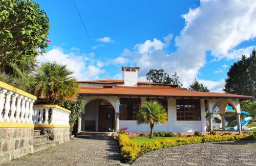 Tababela Hotel | Pet-Friendly Hosteria San Carlos Tababela with Pool & Kitchen